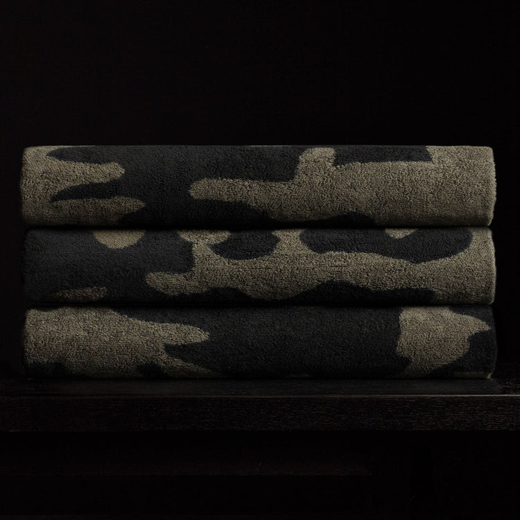 Camo Beach Towel in Palm/Black | James Perse Los Angeles