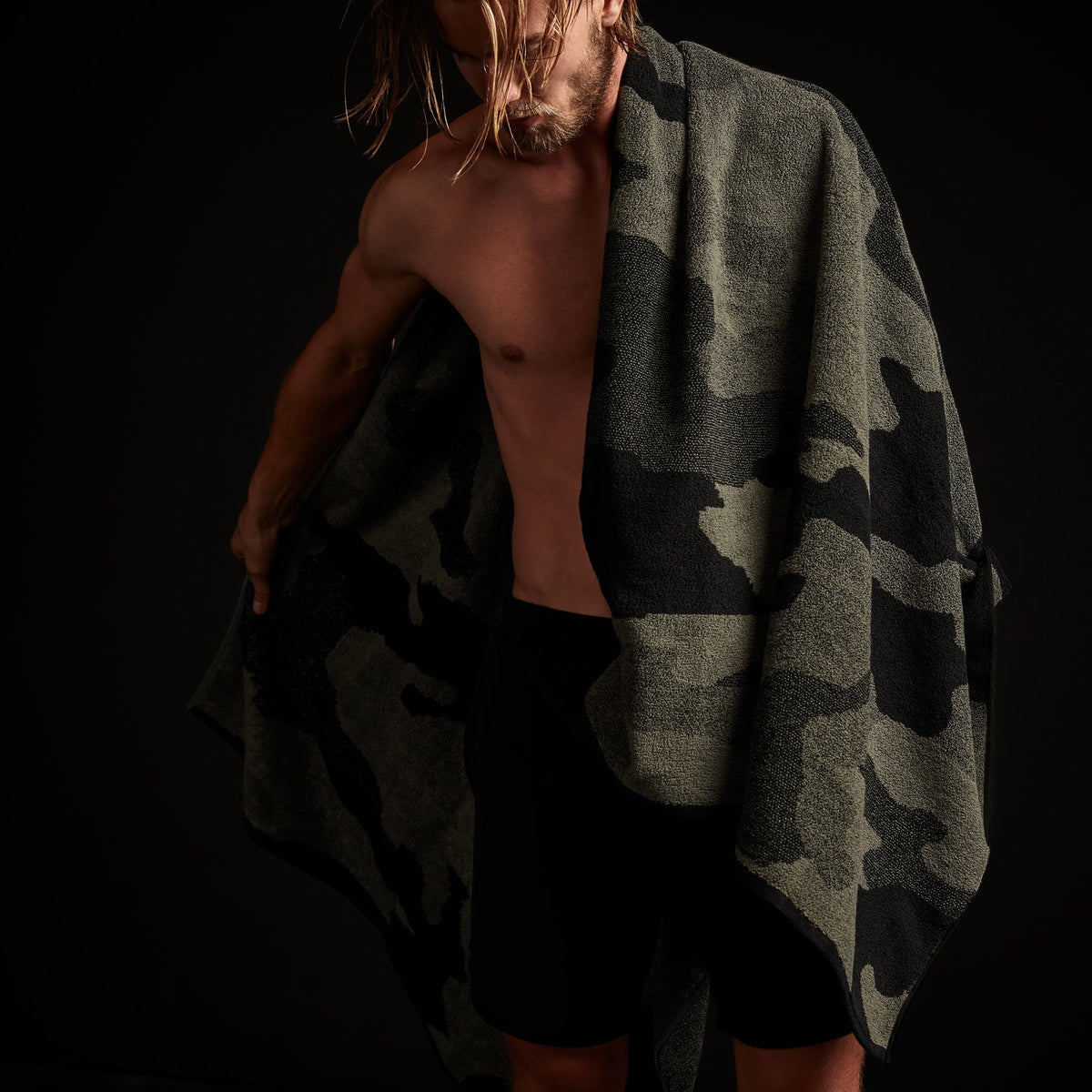 Camo Beach Towel in Palm/Black | James Perse Los Angeles