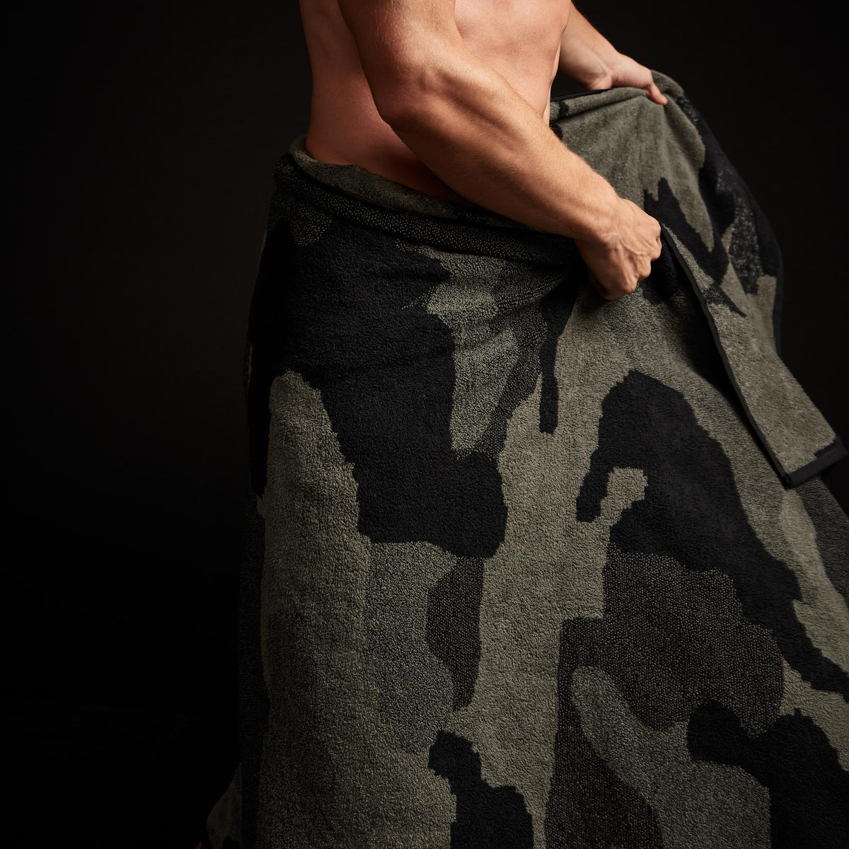 Camo Beach Towel in Palm/Black | James Perse Los Angeles