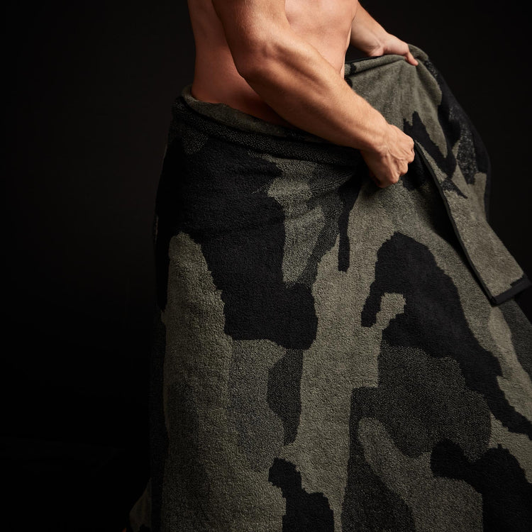 Camo Beach Towel in Palm/Black | James Perse Los Angeles