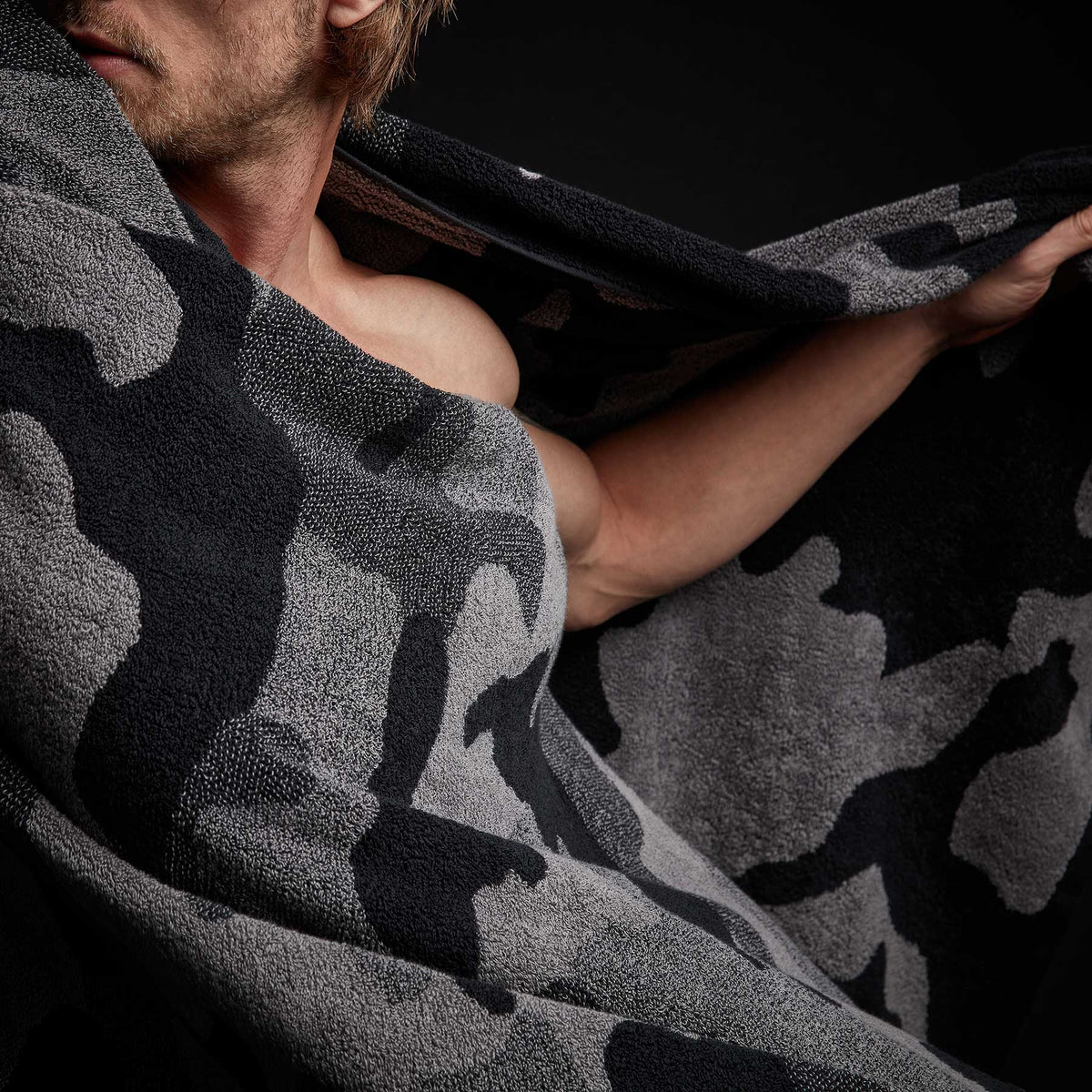 Camo Beach Towel in Black/Raccoon Grey | James Perse Los Angeles