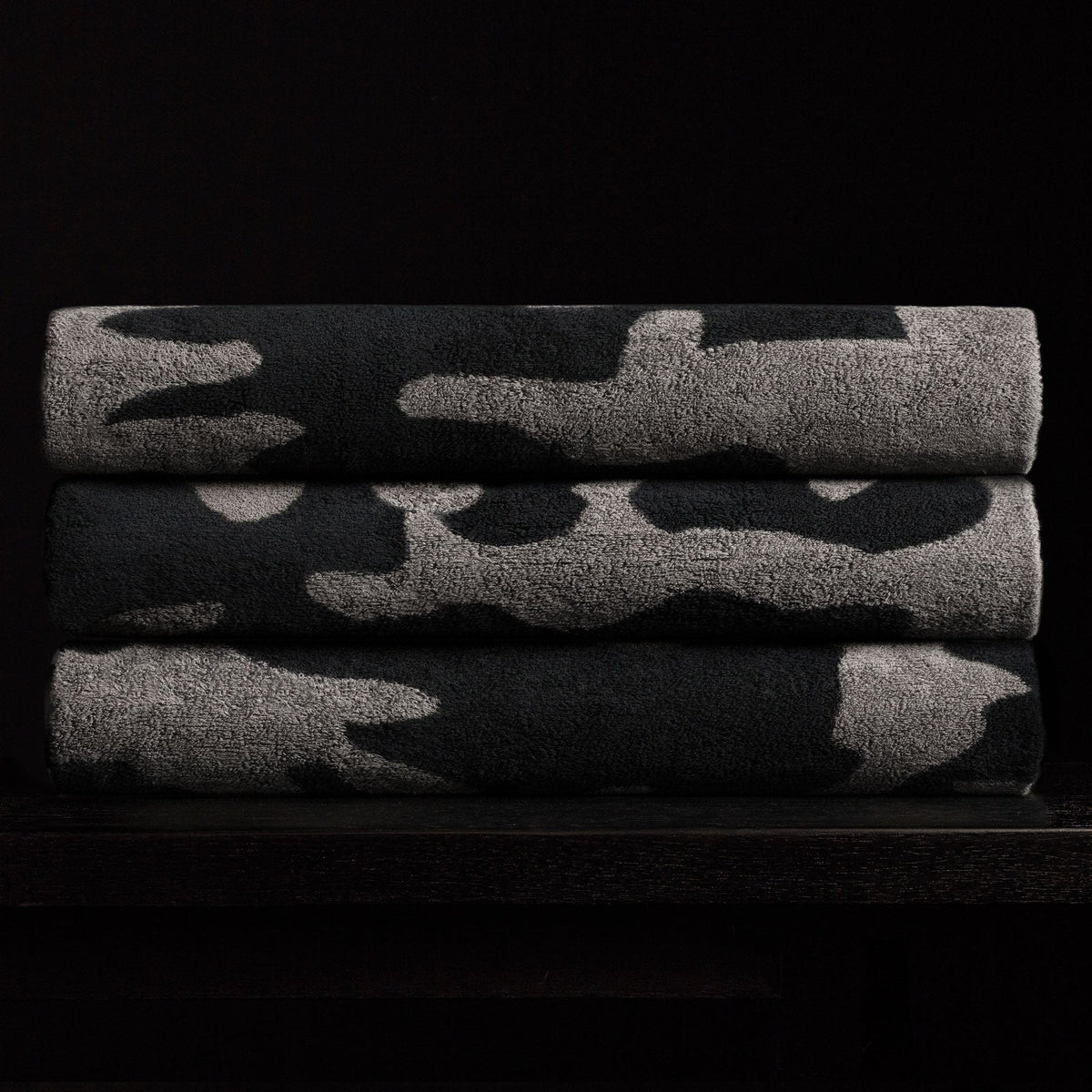 Camo Beach Towel in Black/Raccoon Grey | James Perse Los Angeles