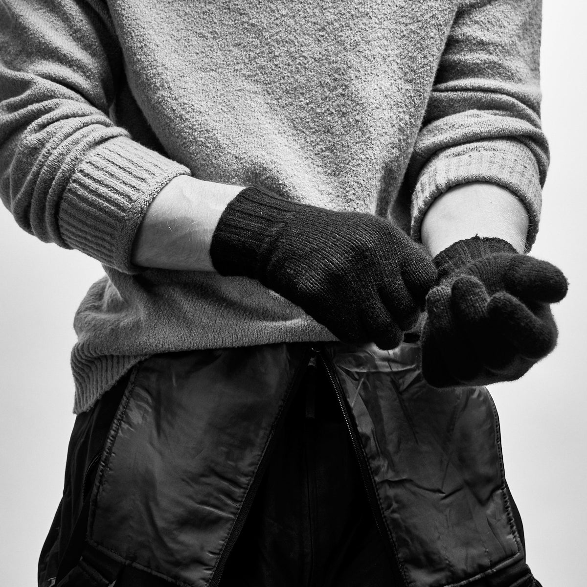 Solid Cashmere Gloves in Black | James Perse Los Angeles