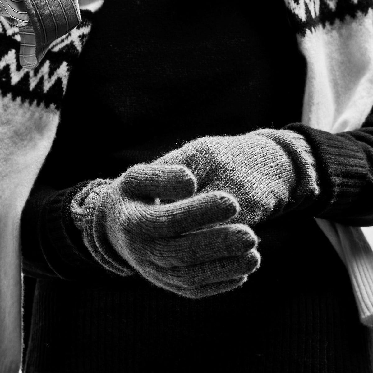 Solid Cashmere Gloves in Grey Felt | James Perse Los Angeles