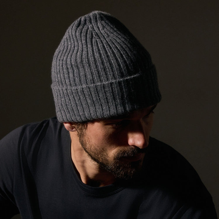 Recycled Cashmere Ribbed Beanie in Grey Felt | James Perse Los Angeles / Mens