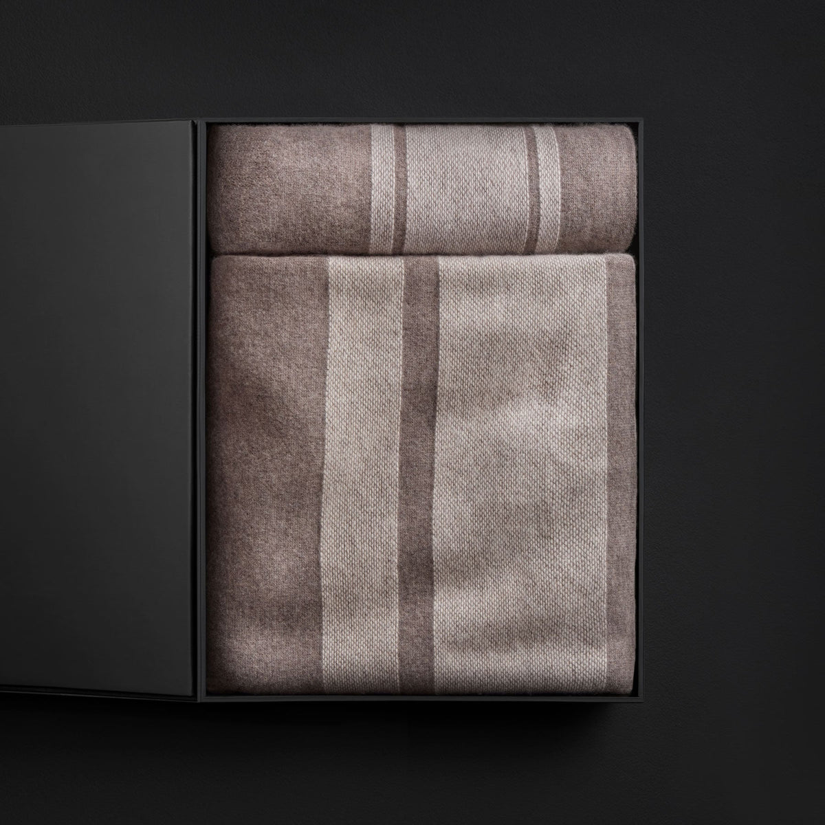 Baja Stripe Knit Blanket & Sham Gift Set In Taupe Melange/Ivory | James Perse Los Angeles