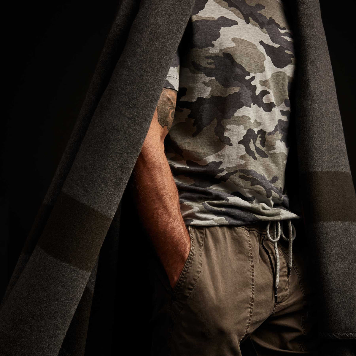 Brushed Cashmere Wool Surplus Blanket in Charcoal/Marsh | James Perse Los Angeles