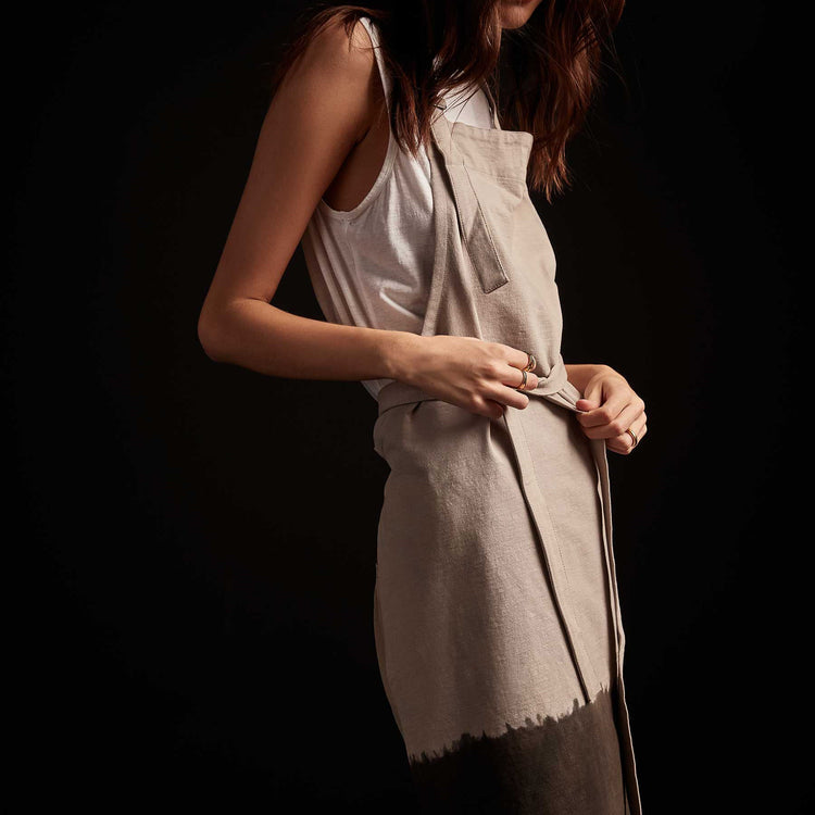 Dip Dye Full Chef's Apron in Dapple/Carbon | James Perse Los Angeles