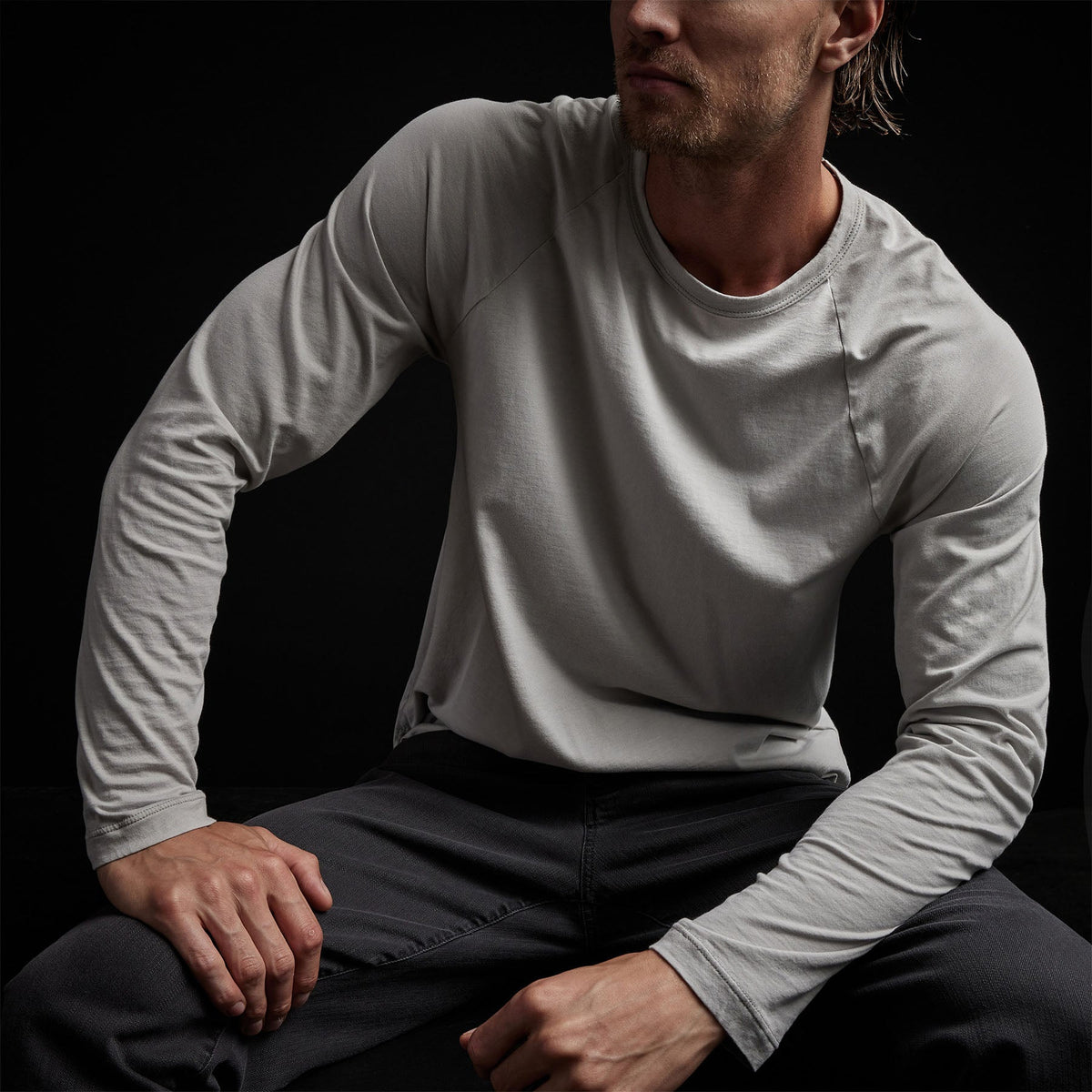 Brushed Jersey Raglan Crew in Aluminum | James Perse Los Angeles