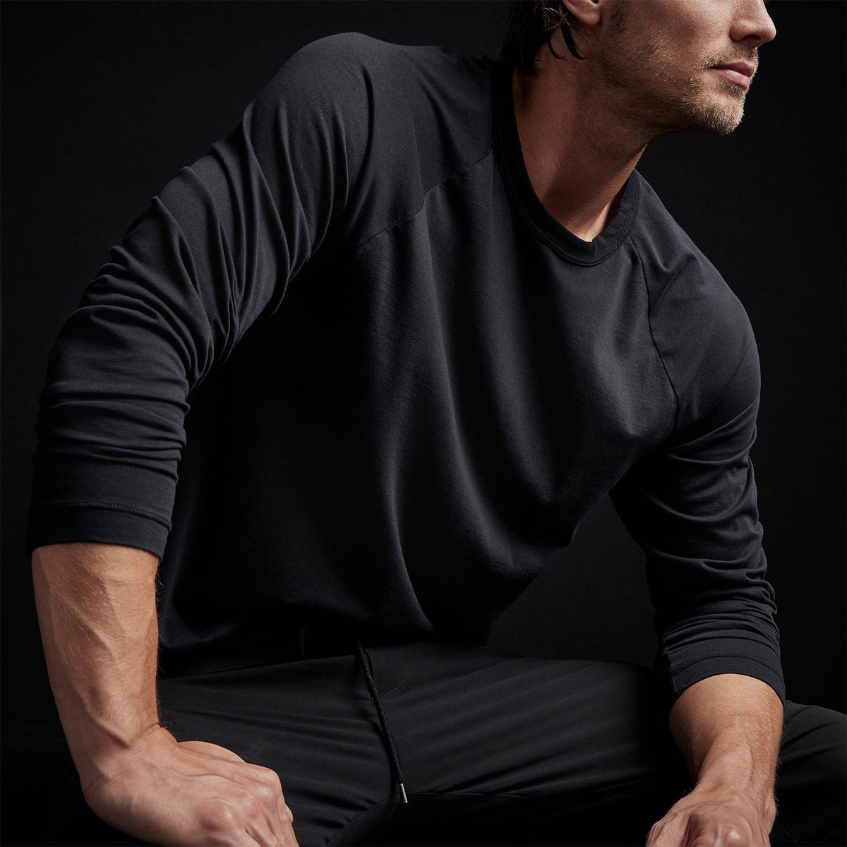 Brushed Jersey Raglan Crew in Black | James Perse Los Angeles