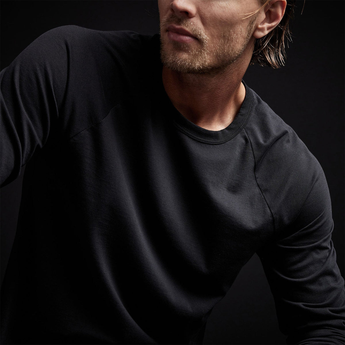 Brushed Jersey Raglan Crew in Black | James Perse Los Angeles