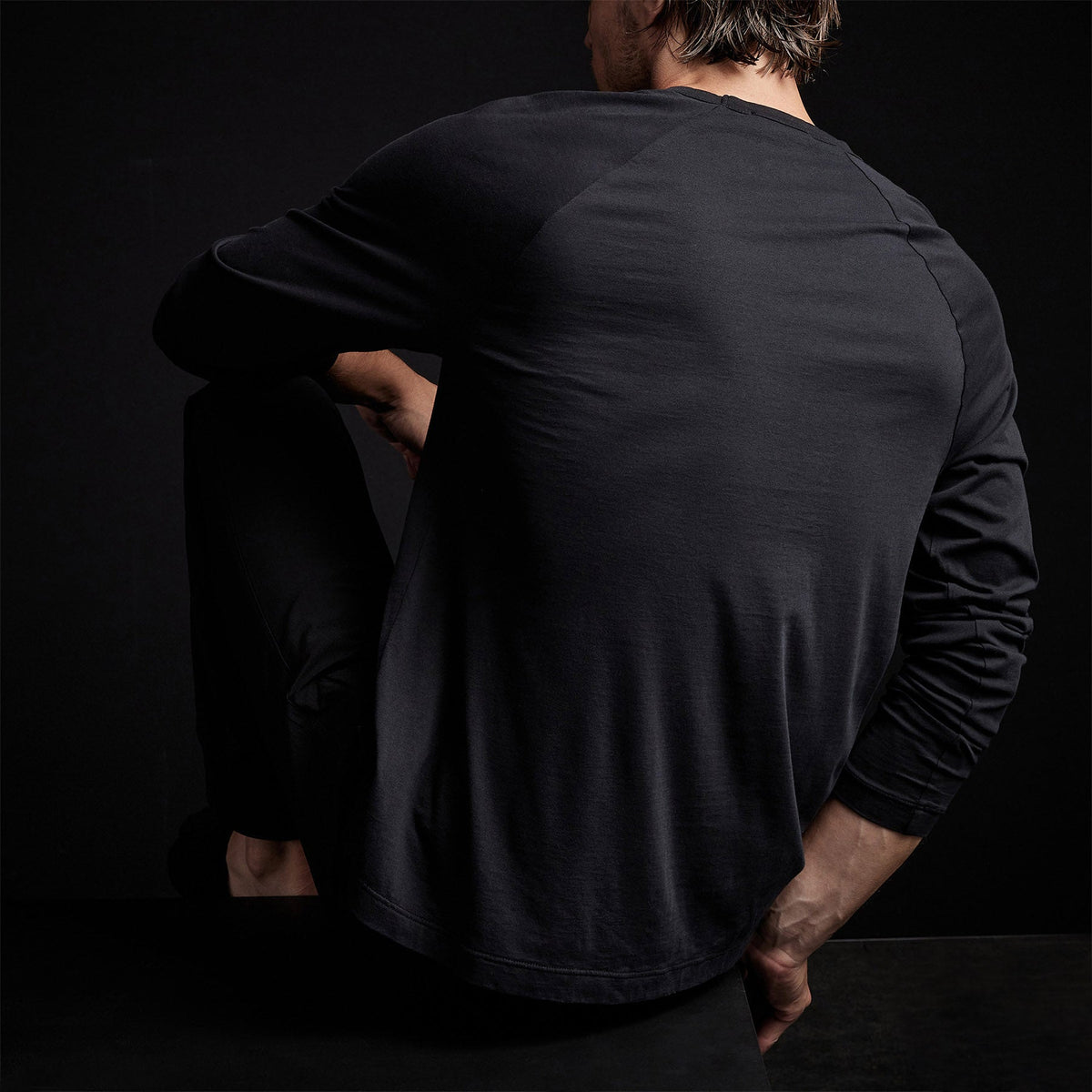 Brushed Jersey Raglan Crew in Black | James Perse Los Angeles