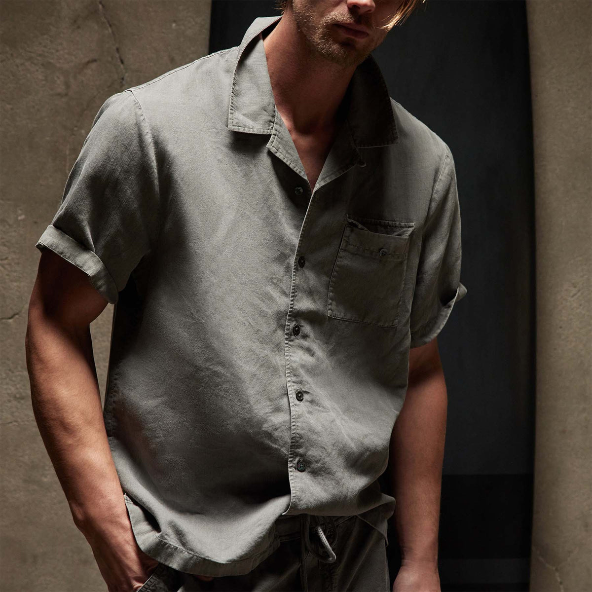 Cotton Linen Short Sleeve in Silver Grey Pigment | James Perse Los Angeles