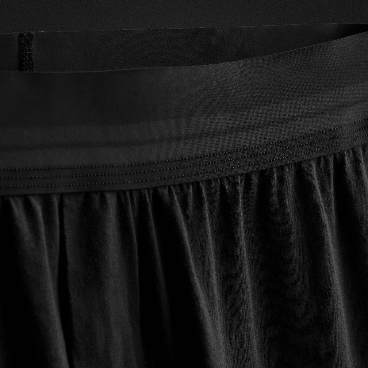 Luxe Lotus Relaxed Fit Boxer Short in Black | James Perse Los Angeles FLAT