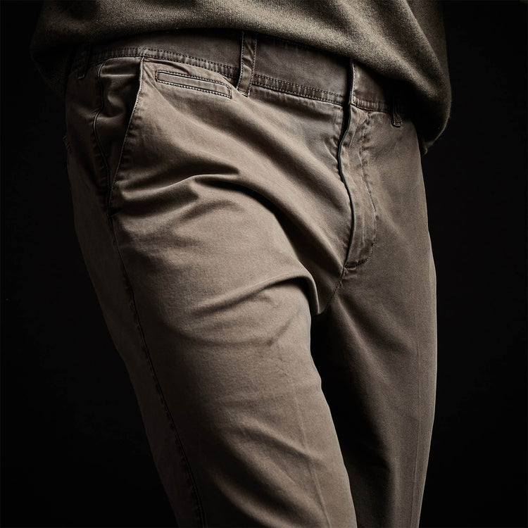 Stretch Supima Cotton Chino in Ammo Pigment | James Perse Los Angeles 