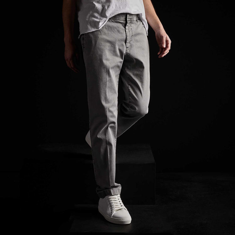 Cotton Chino in Silver Grey Pigment | James Perse Los Angeles 