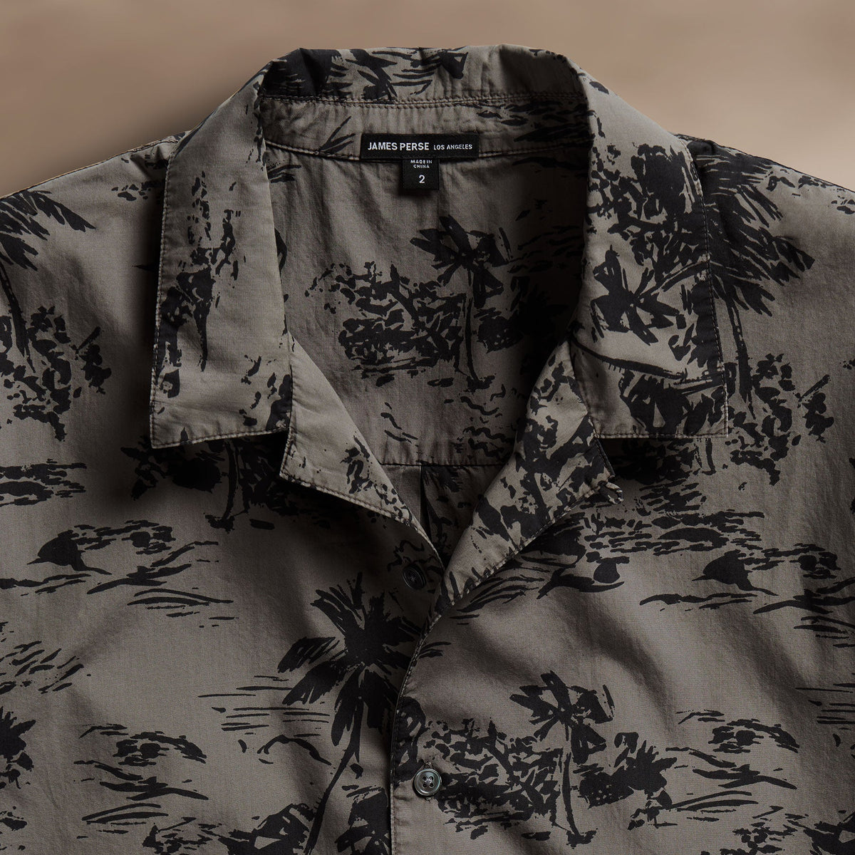 Island Poplin Print Short Sleeve Shirt in Army Green Pigment/Black | James Perse Los Angeles