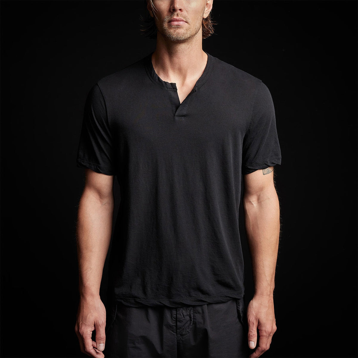 Oasis Linen Henley in Black | James Perse Los Angeles