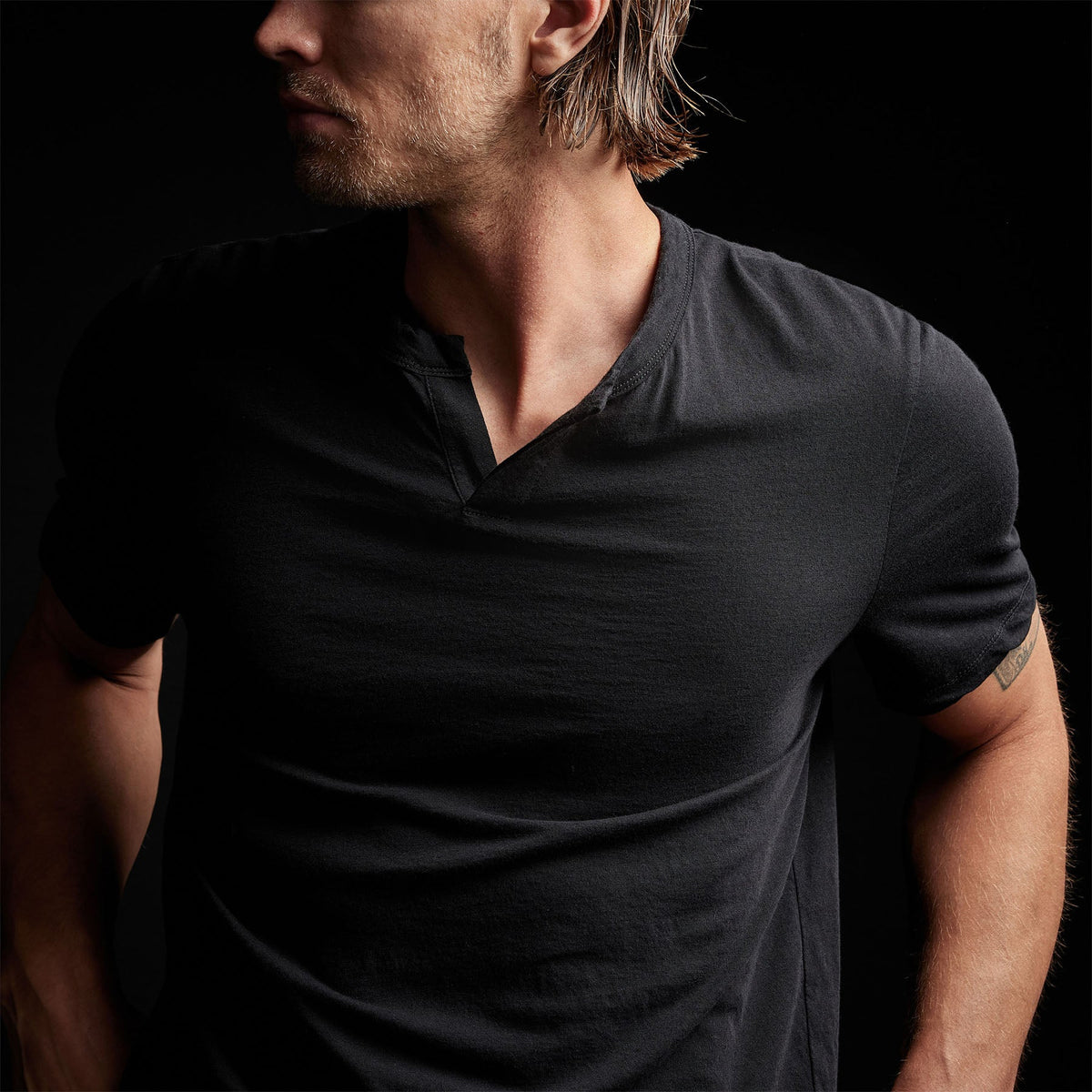 Oasis Linen Henley in Black | James Perse Los Angeles