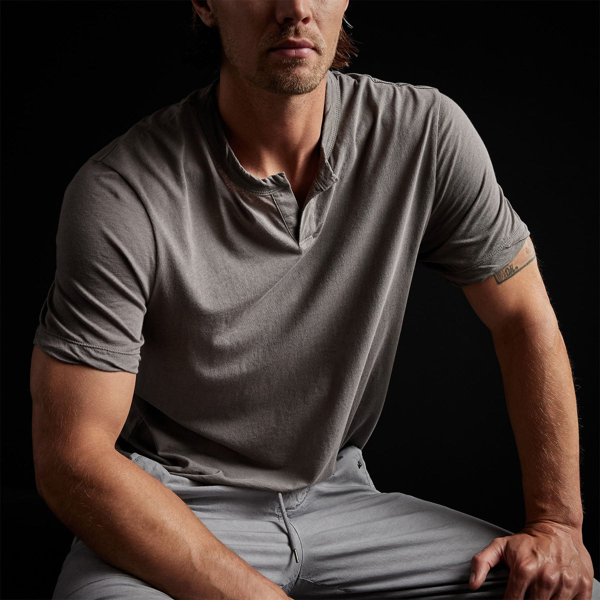 Oasis Linen Henley in River Rock | James Perse Los Angeles