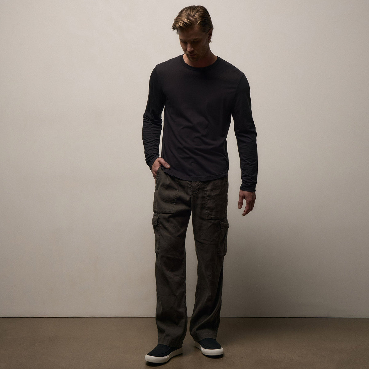 Shirttail Hem Crew in Black | James Perse Los Angeles