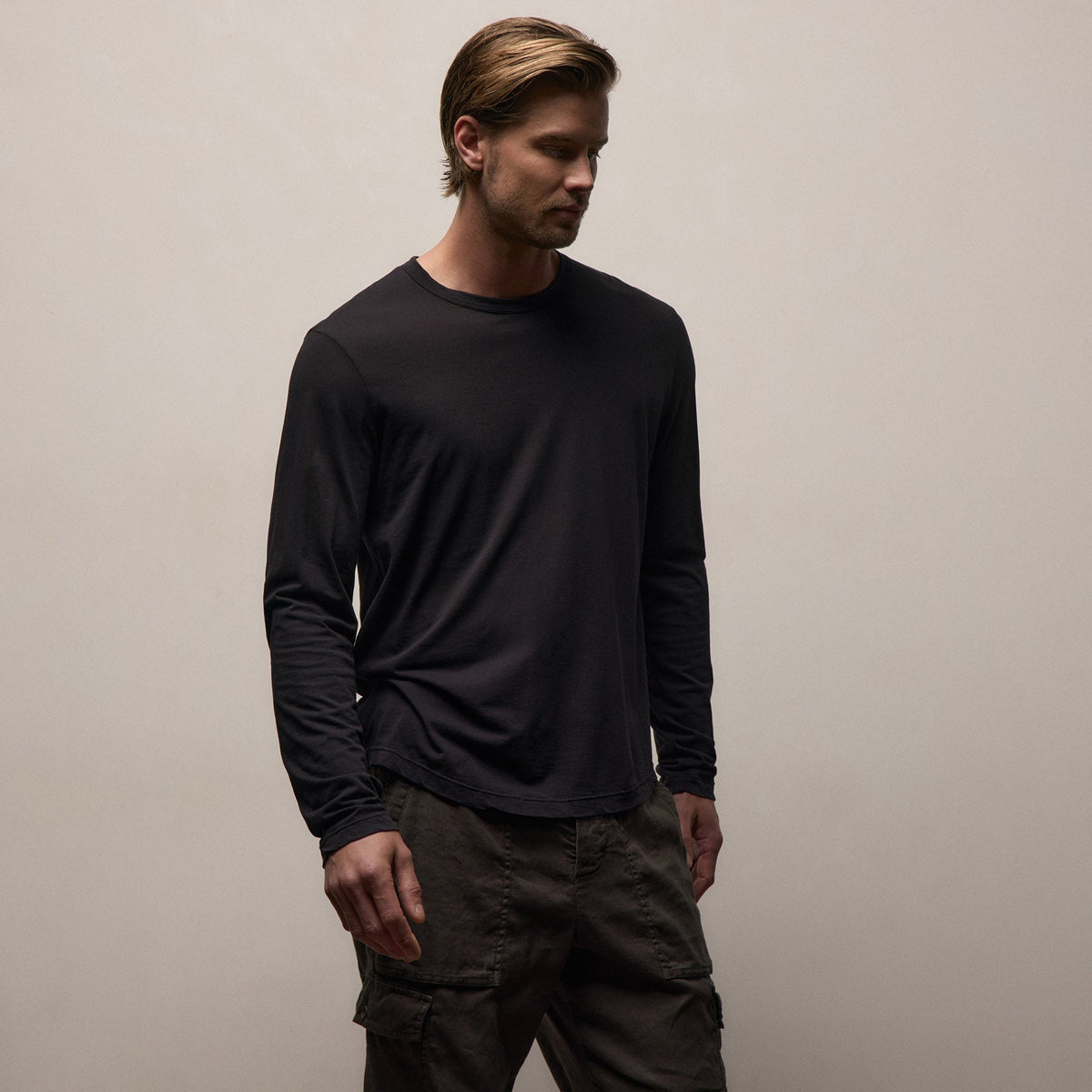Shirttail Hem Crew in Black | James Perse Los Angeles