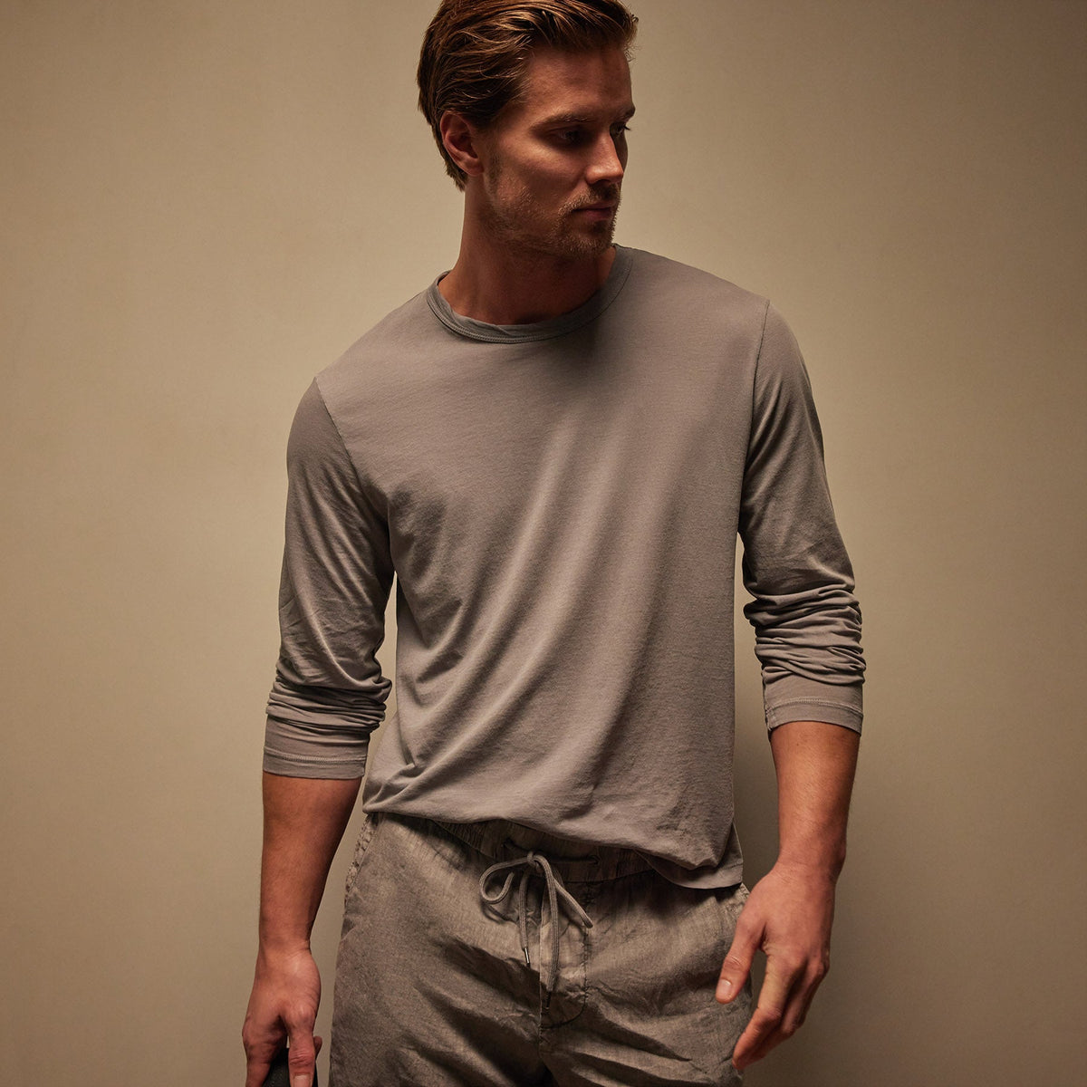 Shirttail Hem Crew in Silver Grey Pigment | James Perse Los Angeles