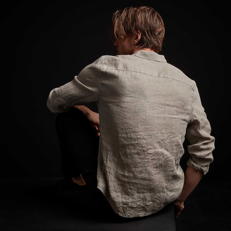 Classic Linen Shirt in Fume Pigment | James Perse Los Angeles