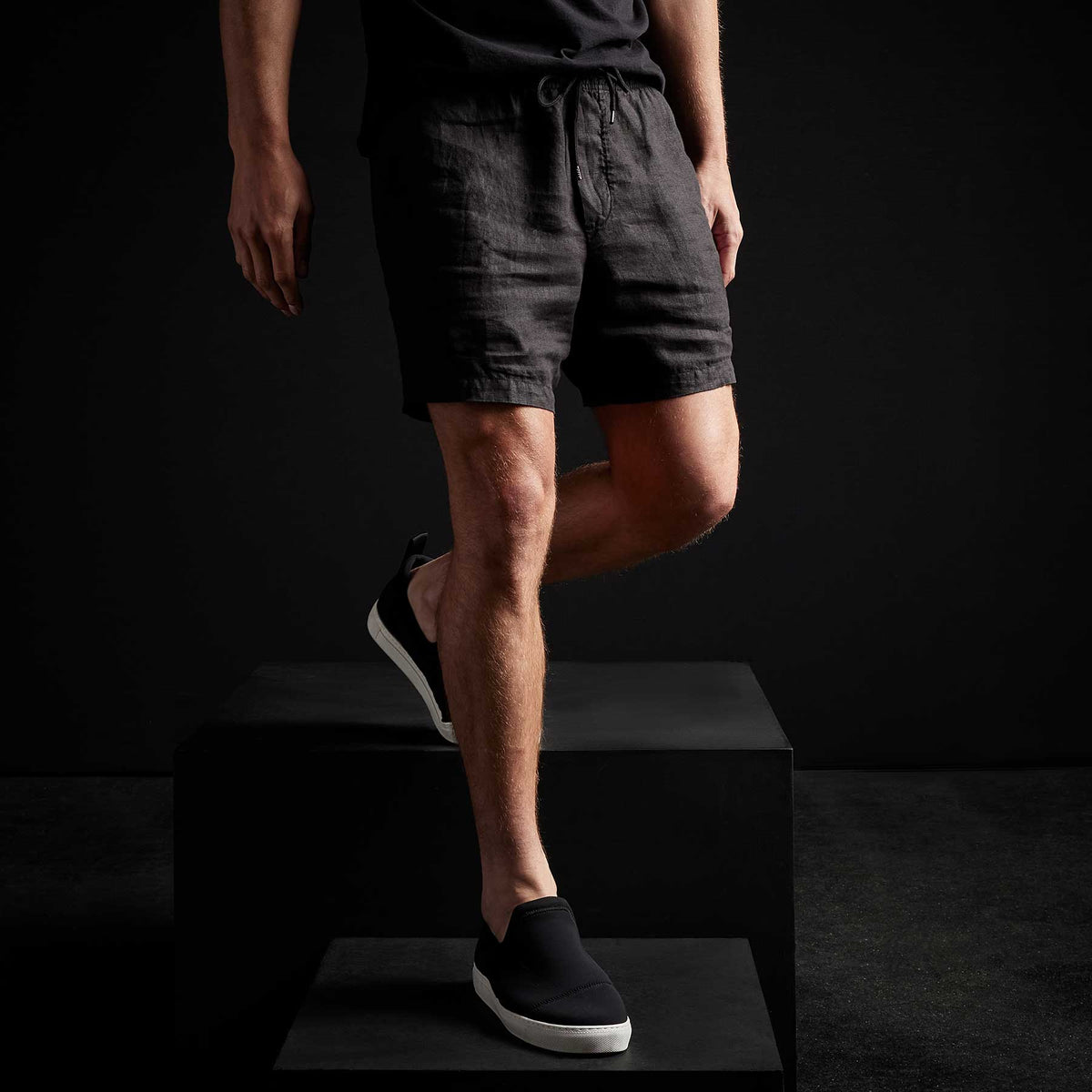 Lightweight Linen Short in Black | James Perse Los Angeles