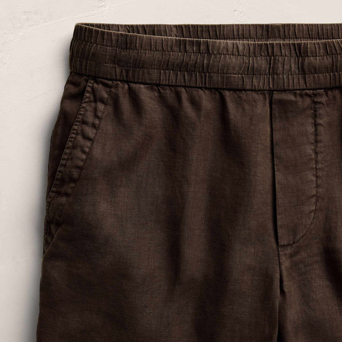 Lightweight Linen Relaxed Short in Bark Pigment | James Perse Los Angeles