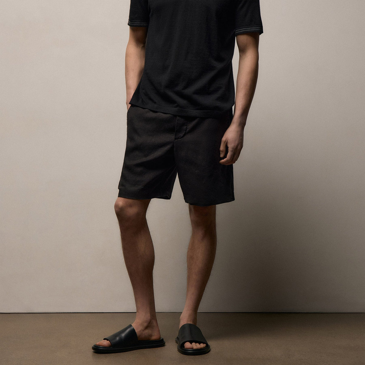Lightweight Linen Relaxed Short in Black | James Perse Los Angeles