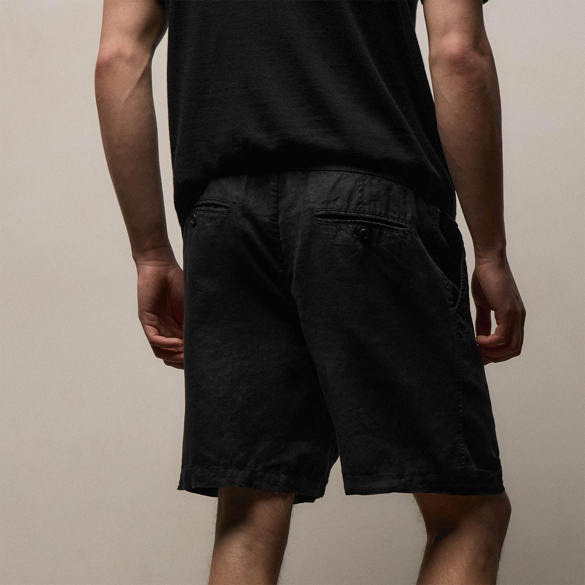 Lightweight Linen Relaxed Short in Black | James Perse Los Angeles