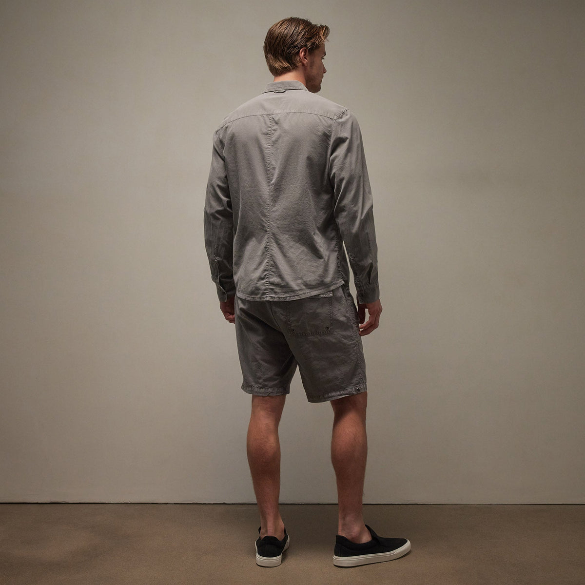 Standard Shirt in Silver Grey Pigment | James Perse Los Angeles