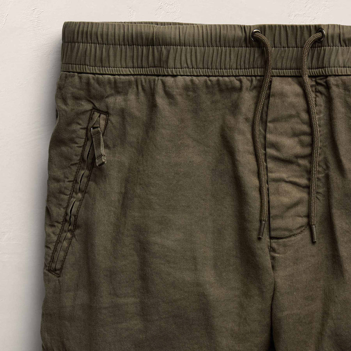 Ln Cotton Strch Micro Canvas Pant in Army Green Pigment | James Perse Los Angeles
