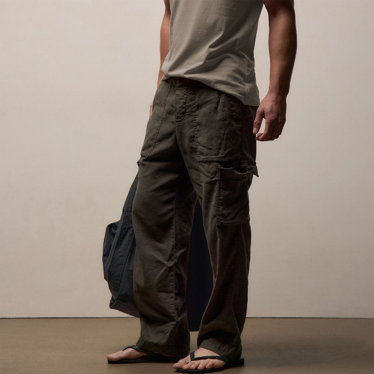 Stretch Linen Cargo Pant in Dark Olive Pigment | James Perse Los Angeles