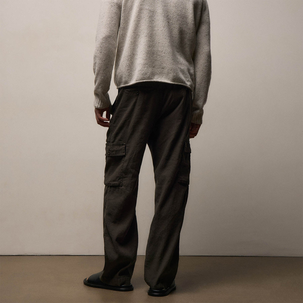Stretch Linen Cargo Pant in Dark Olive Pigment | James Perse Los Angeles