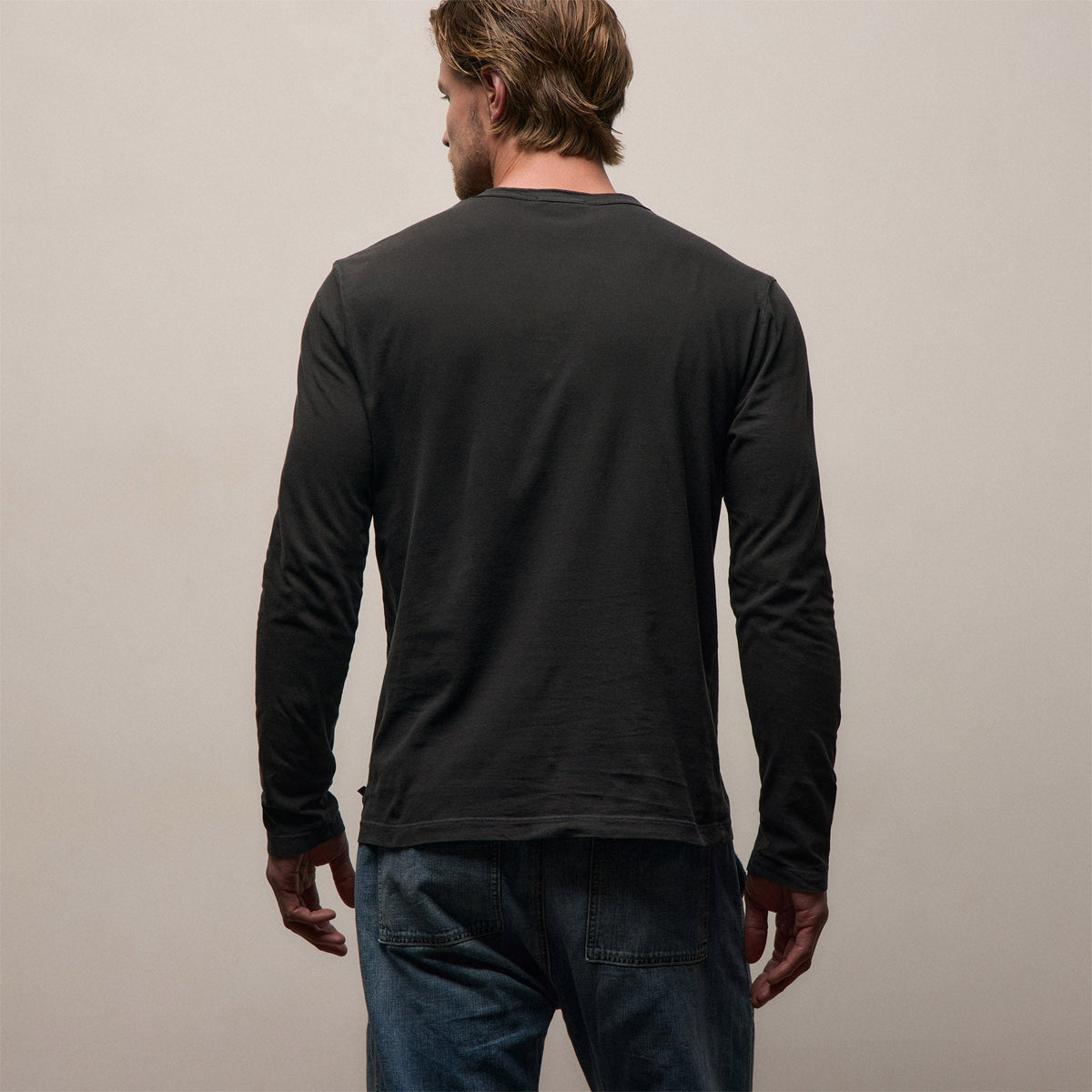 Long Sleeve Crew Neck in Carbon Pigment | James Perse Los Angeles