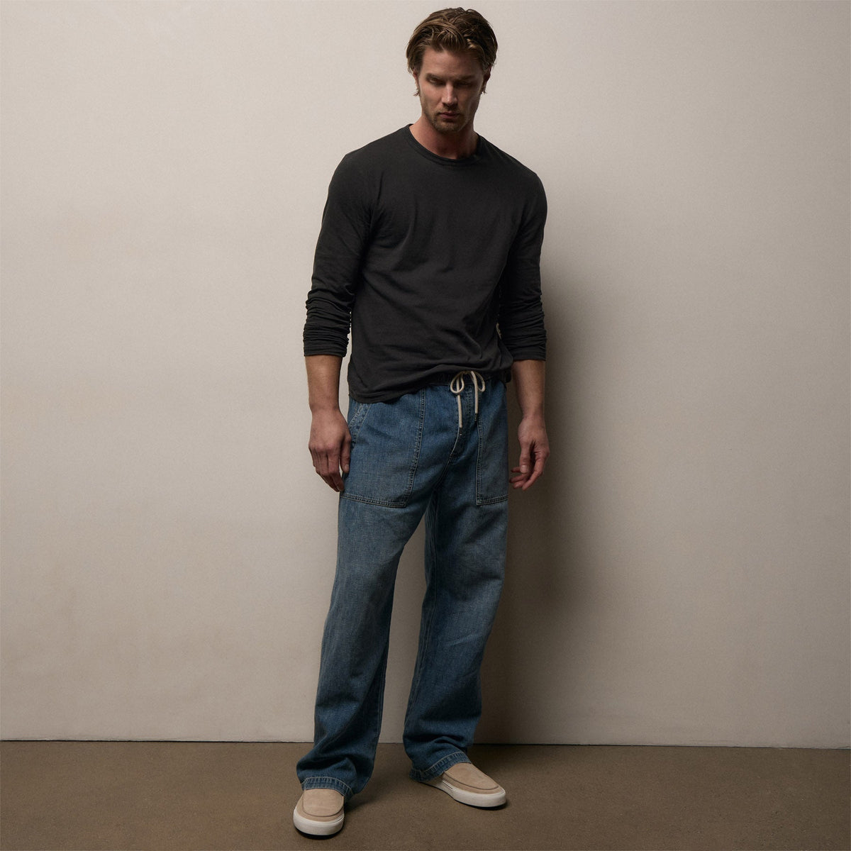 Long Sleeve Crew Neck in Carbon Pigment | James Perse Los Angeles