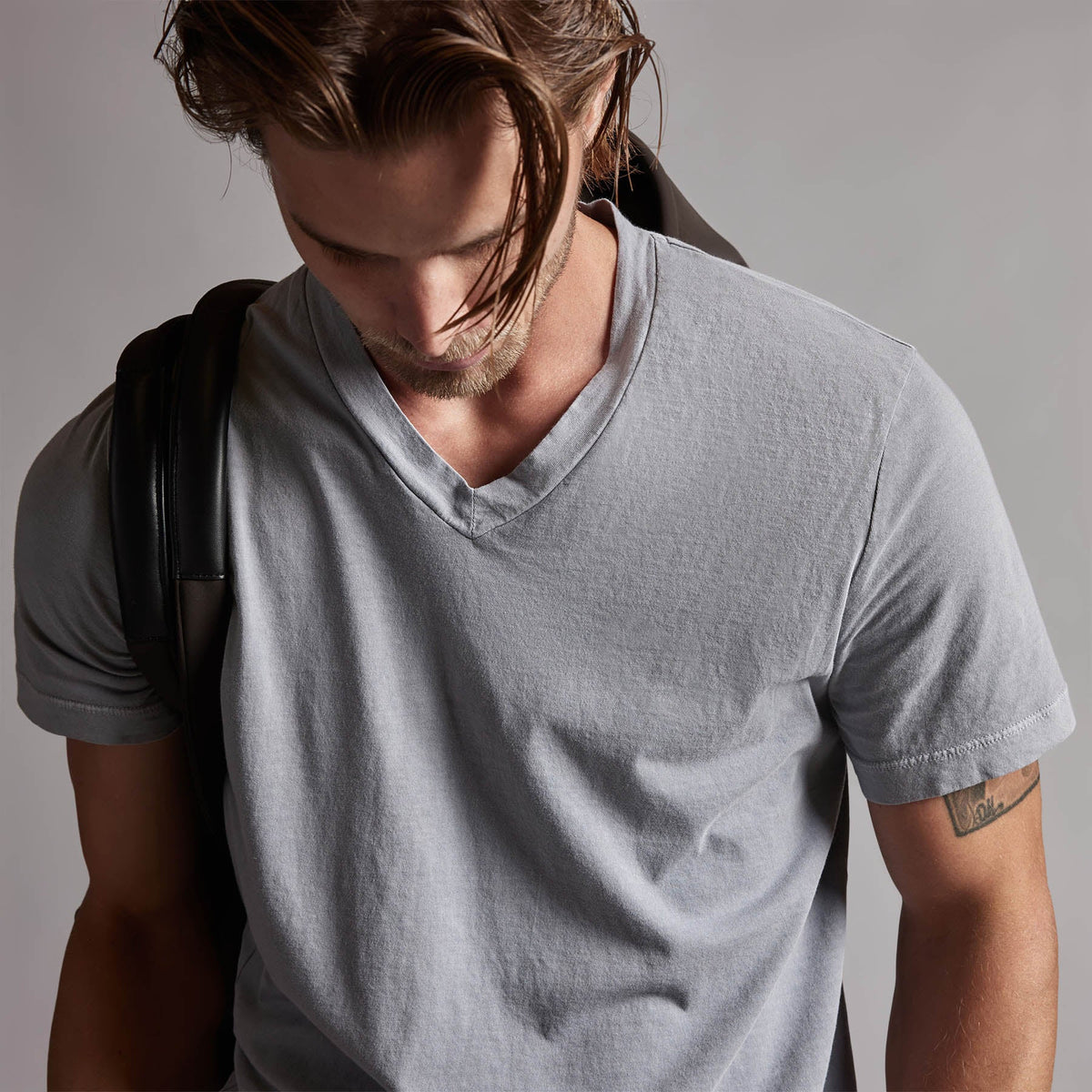 Short Sleeve V Neck in Breeze Pigment | James Perse Los Angeles