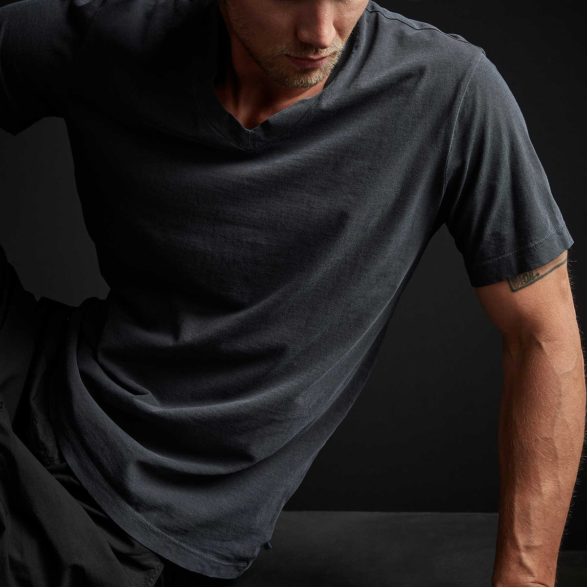 Short Sleeve V Neck in Titan Pigment | James Perse Los Angeles