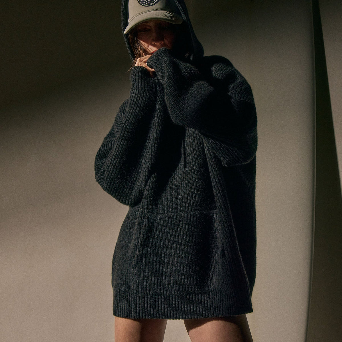 Oversized Hooded Sweater in Coal | James Perse Los Angeles / Womens