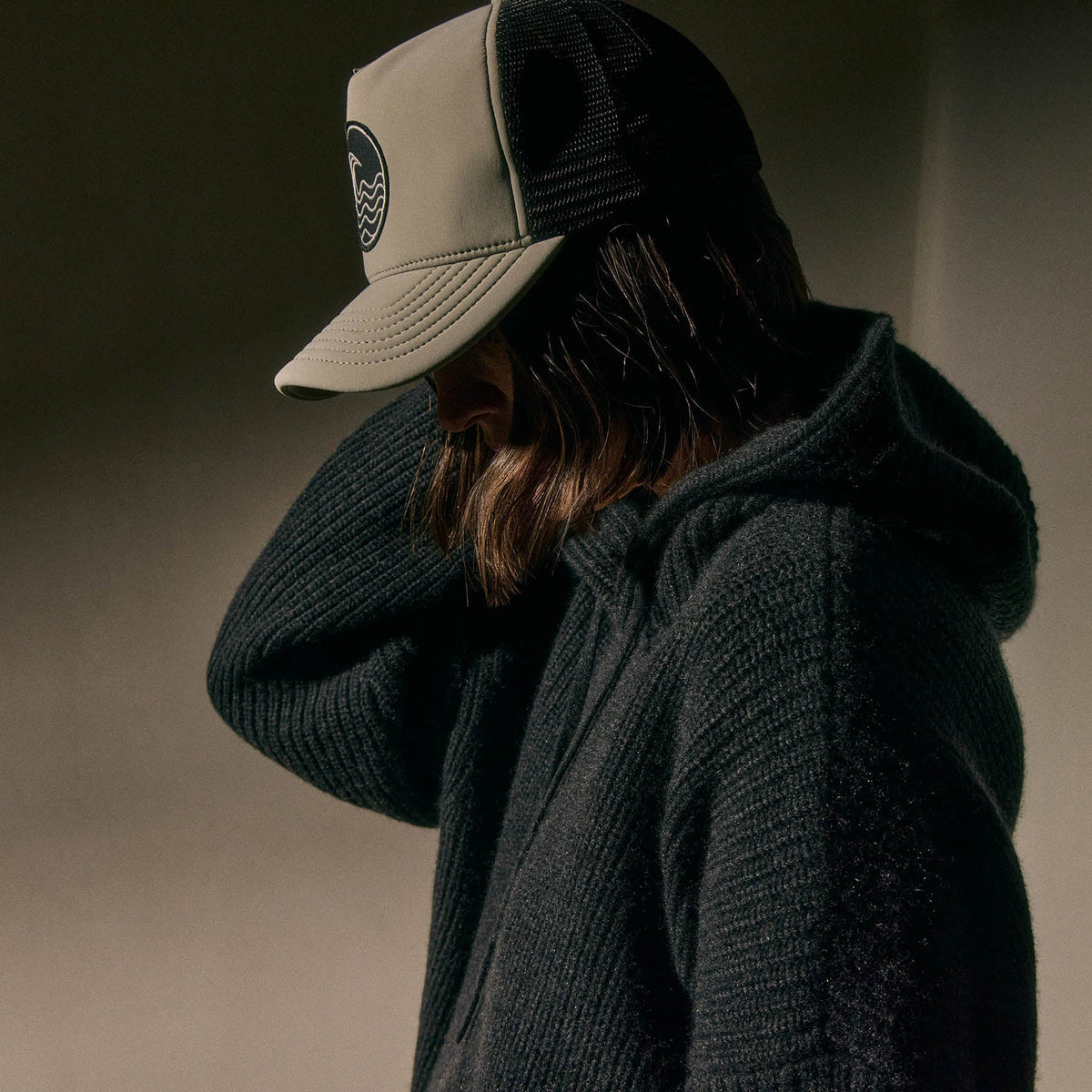 Oversized Hooded Sweater in Coal | James Perse Los Angeles / Womens