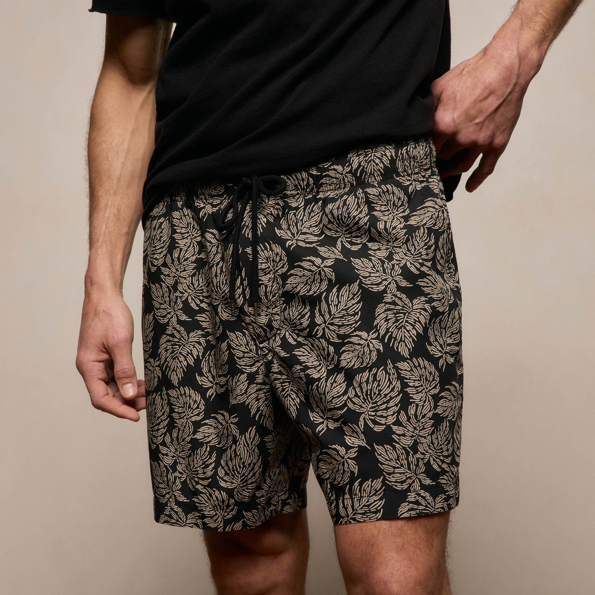 Palm Printed Short in Black/Stone Pigment | James Perse Los Angeles