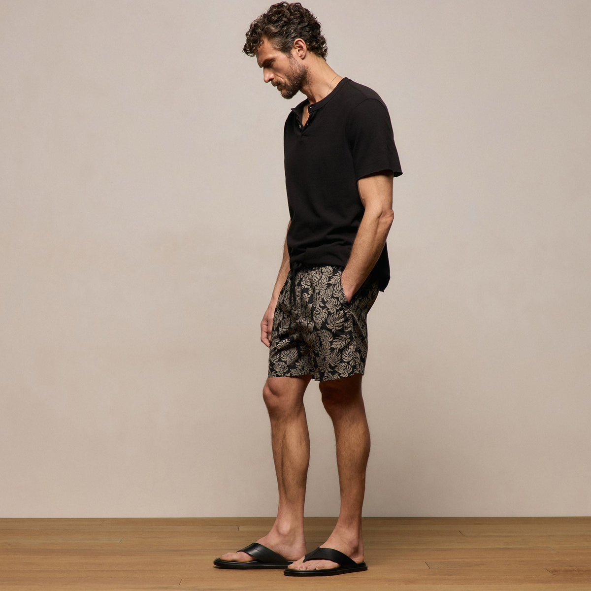 Palm Printed Short in Black/Stone Pigment | James Perse Los Angeles