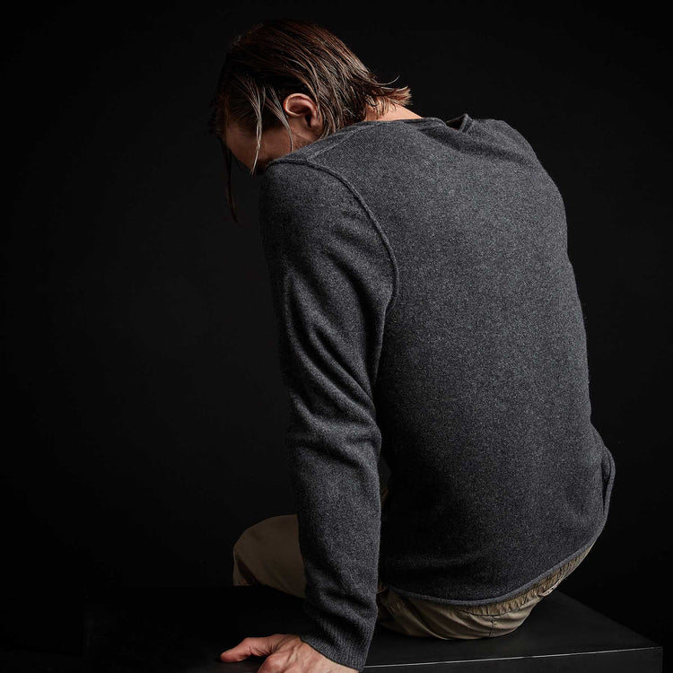 Cashmere Deconstructed Henley in Anthracite | James Perse Los Angeles