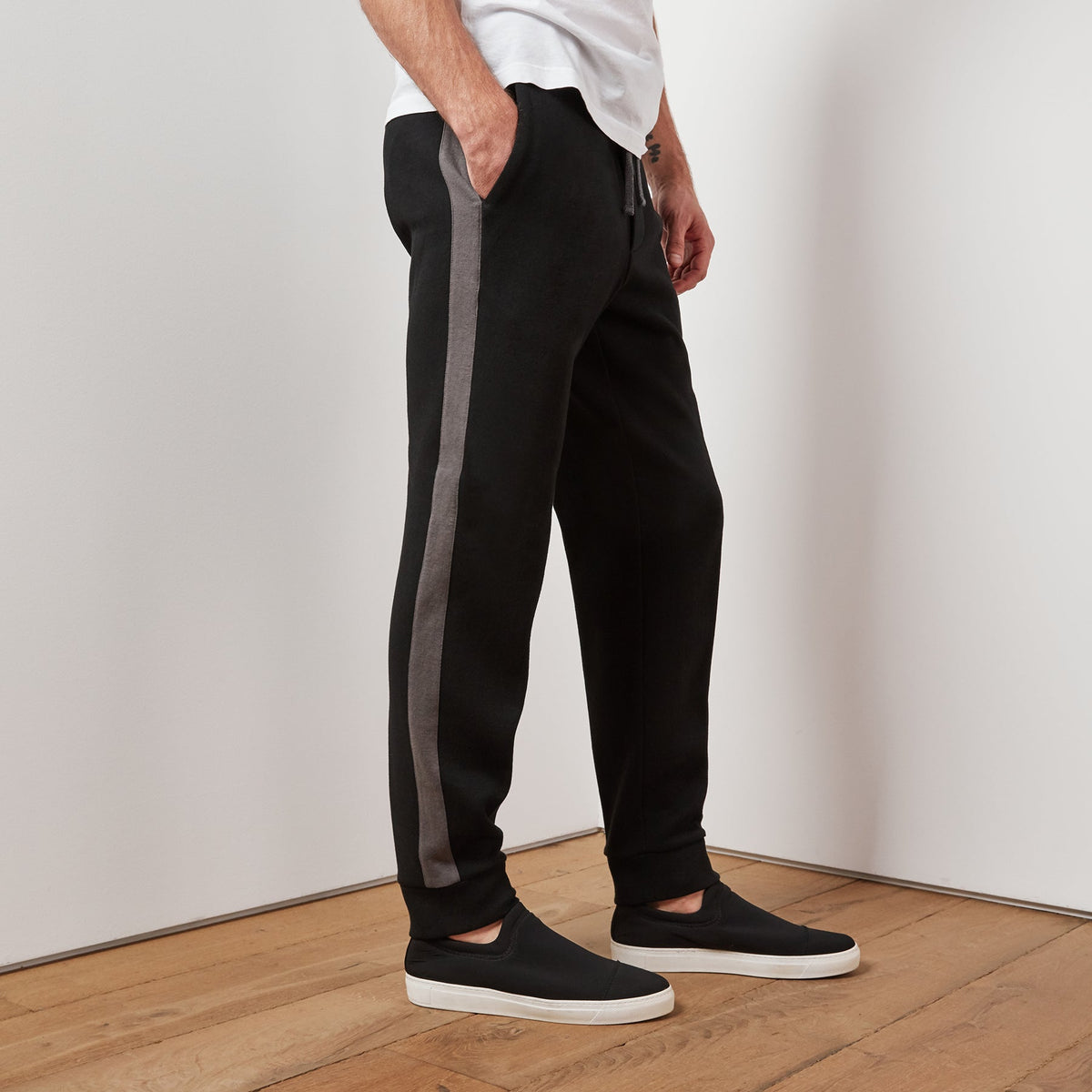 Collegiate Sweatpant  In Black/Carbon | James Perse Los Angeles