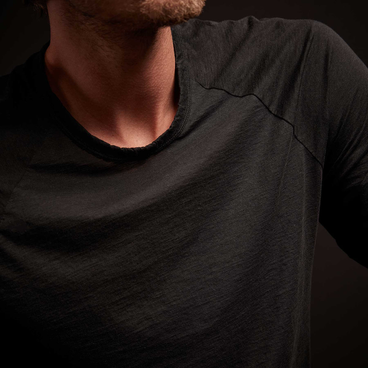 Recycled Lotus Jersey Raglan Crew - Black | James Perse Los Angeles