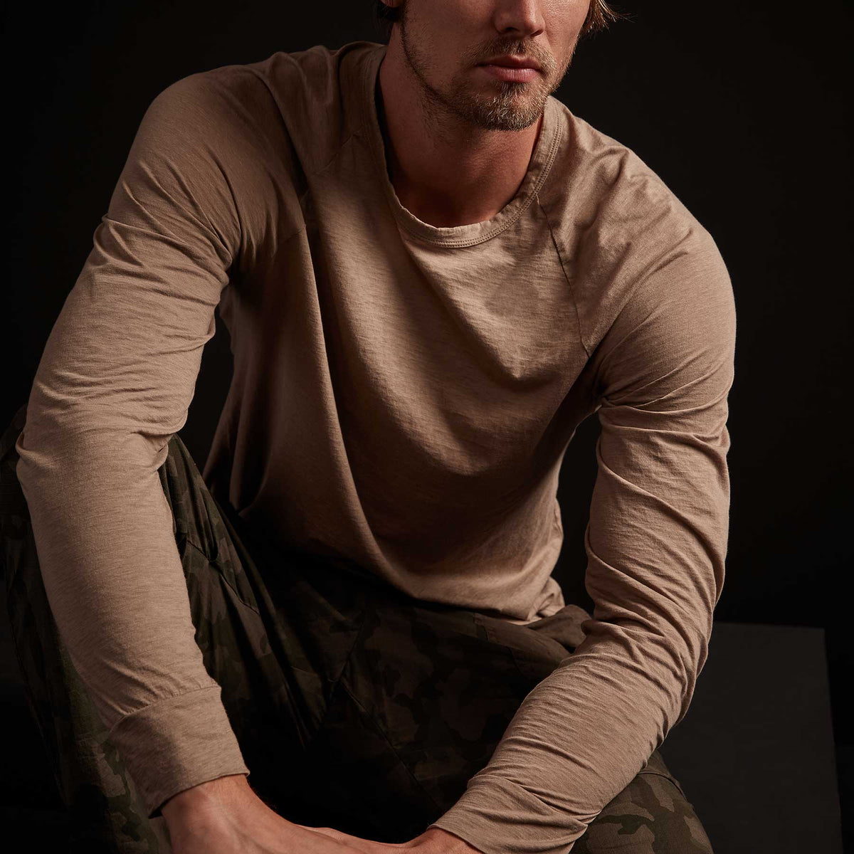 Recycled Lotus Jersey Raglan Crew in Fawn | James Perse Los Angeles
