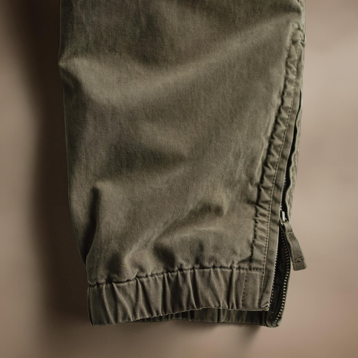 Multi Pocket Flight Pant in Army Green Pigment | James Perse Los Angeles