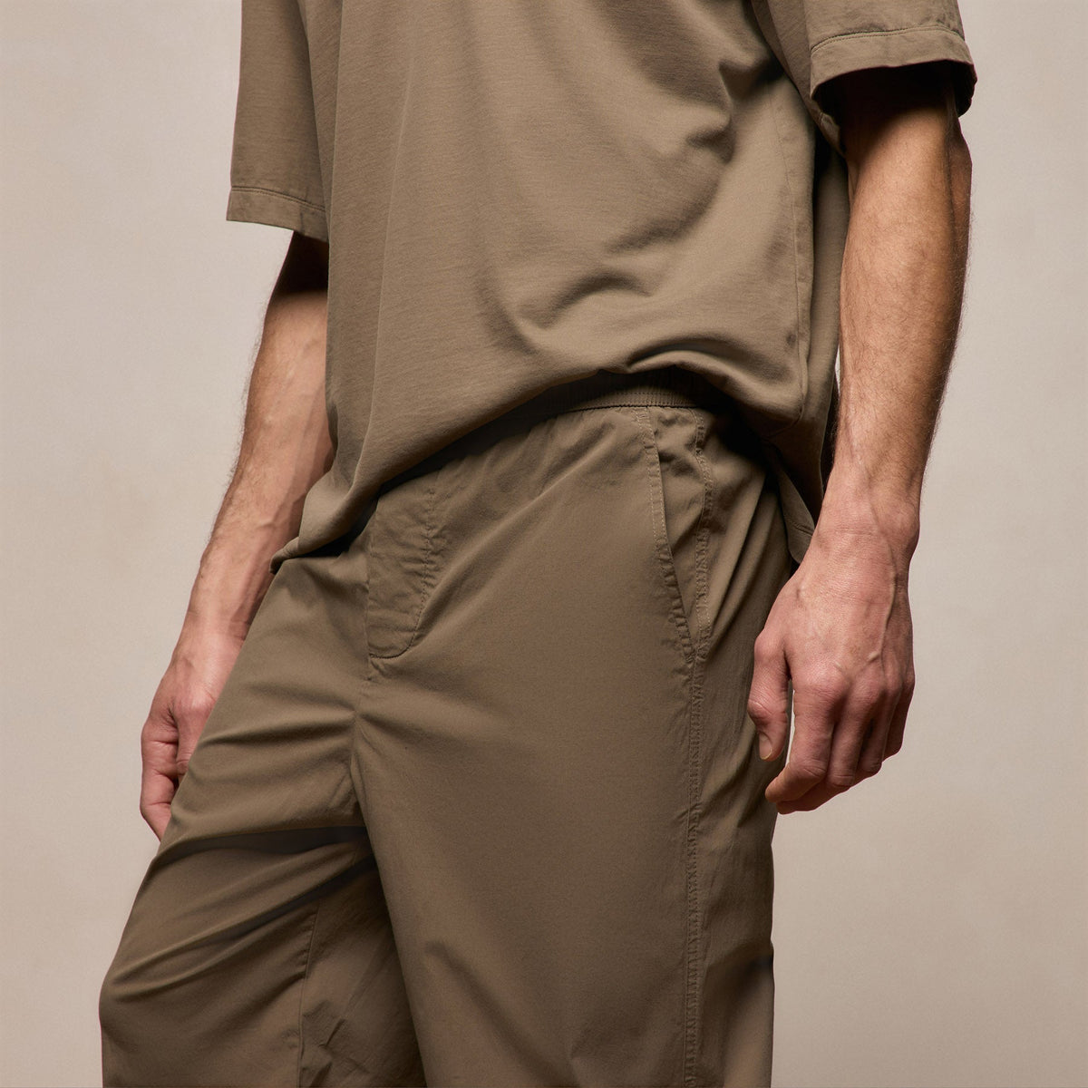 Stretch Poplin Drawstring Pant in Light Olive | James Perse Los Angeles